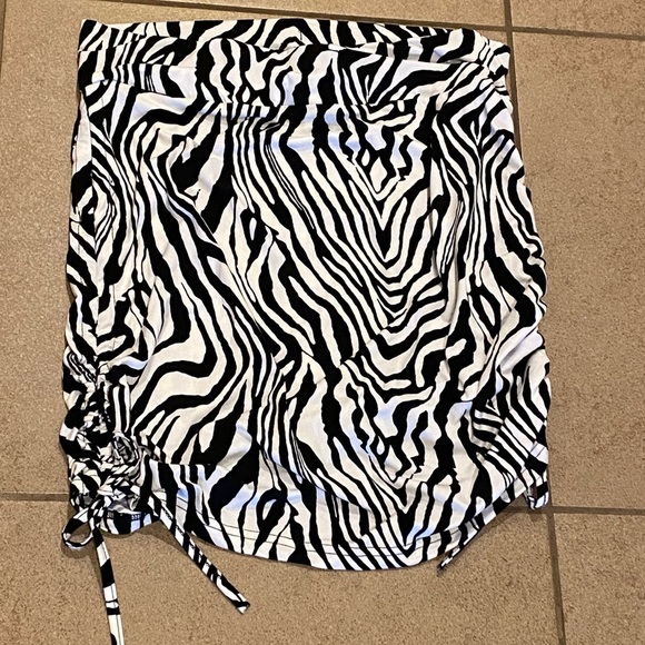 Monochrome Animal Print Skirt - Picture 1 of 4
